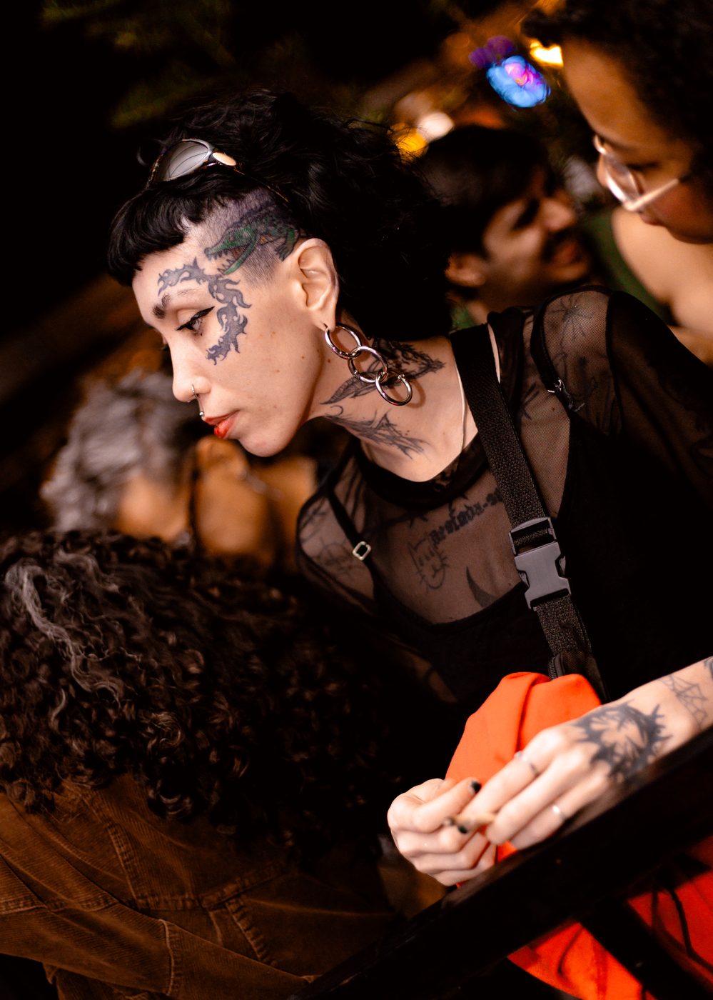 Pessoa da cena queer com maquiagem marcante em uma edição
