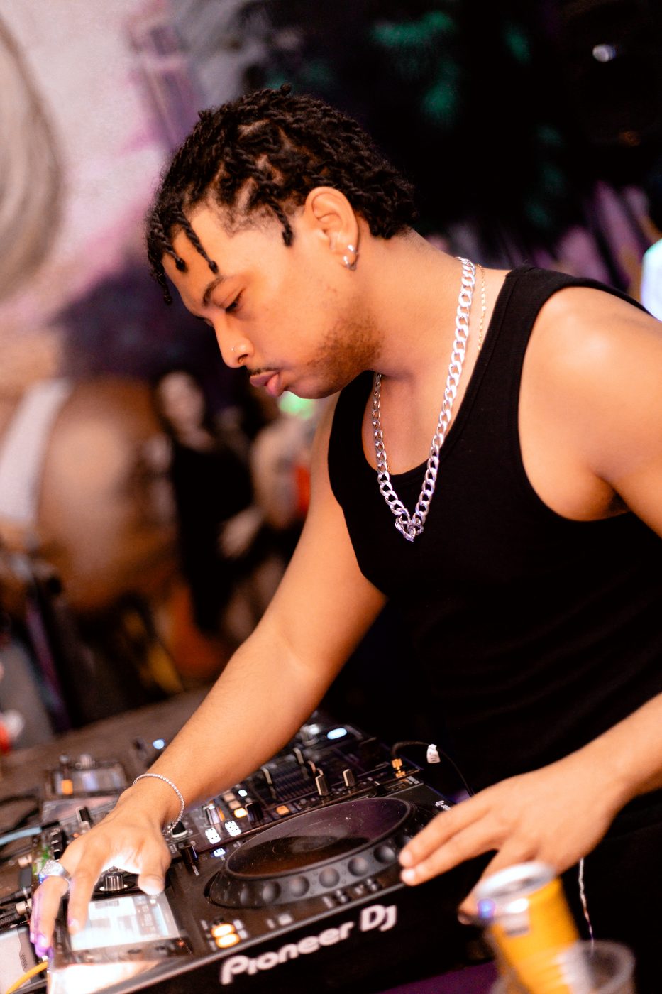 DJ mixando nos pratos