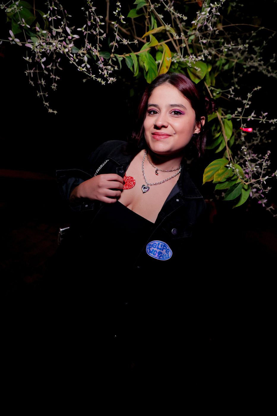 Retrato com maquiagem entre flores
